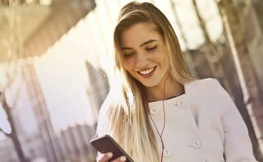 Audibleを楽しむ女性の画像