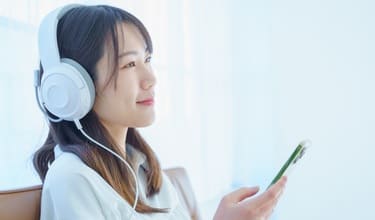 オーディオブックを楽しんでいるイメージ画像