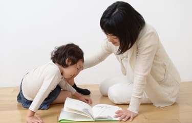 童話を読む親子