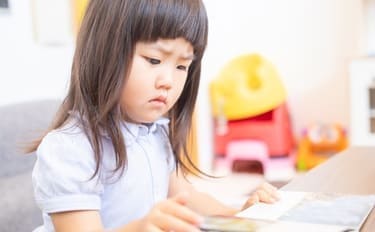 読書を楽しむ子供