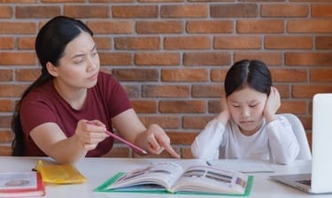 勉強できない子供を叱る母親