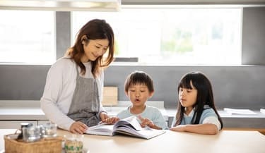 母娘で本を読んでいる