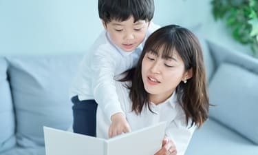 母娘で本を読んでいる