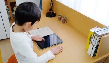 電子機材を使う子供