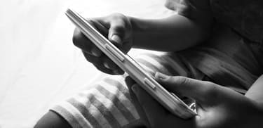 モバイルに夢中になる子供