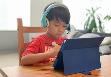 電子機材でオーディオブックを使う子供