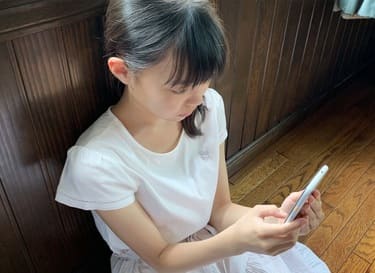 スマホでオーディオブックを聴く子供のイメージ