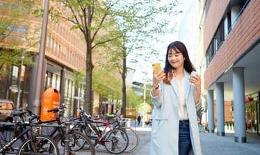 スマートフォンでオーディオブックを体験している画像