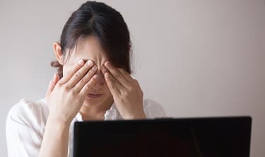 目の疲れを感じているの画像