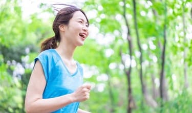デジタルデトックスで健康的な背カツをおくっているイメージ画像