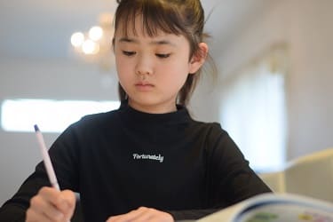 百マス計算をして学力があがった学生の想起させる画像