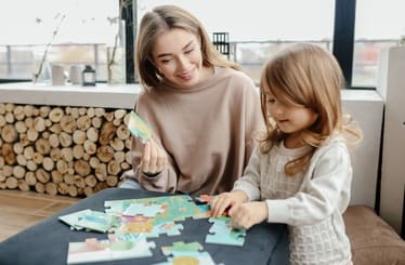 ジグソーパズルを解く子供の画像