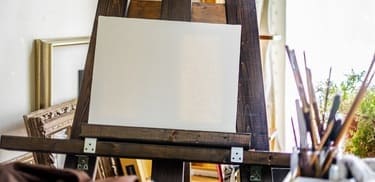 小説「騎士団長殺し」をイメージする白地のキャンパス