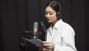 プロの女性ナレーターのイメージ画像