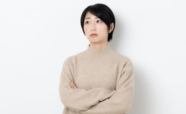 悩んでいる女性の画像