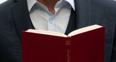 すきま時間で本を読んでいる画像