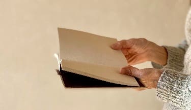 本を読んでいる画像