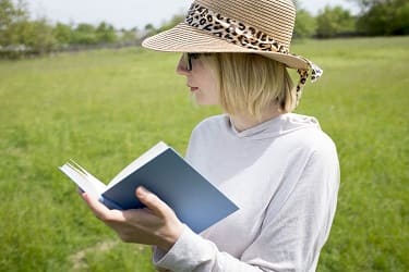 読書からの英知を知る喜びを感じている画像