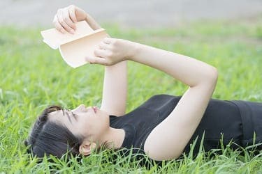 寝ながら本を読んでいる画像