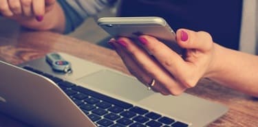スマホ依存度が高いイメージ画像