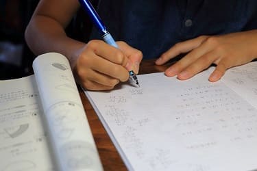 成績優秀者の勉強風景の画像