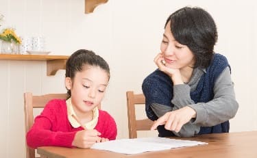 親子で勉強している画像